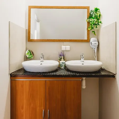 Attractive 2 Bedroom In The Old Town Apartment *
